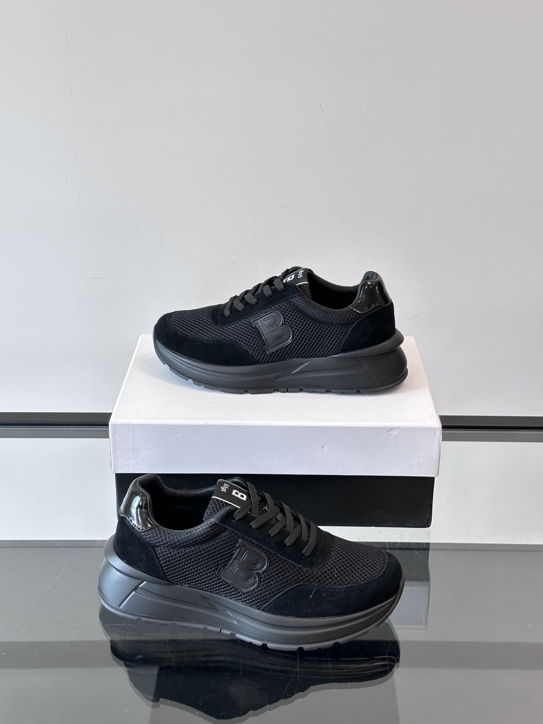 Berluti/布鲁提 低帮休闲运动鞋，这款百搭的低帮运动鞋鞋面采用进口牛皮拼接科技布打造。外侧饰有sc