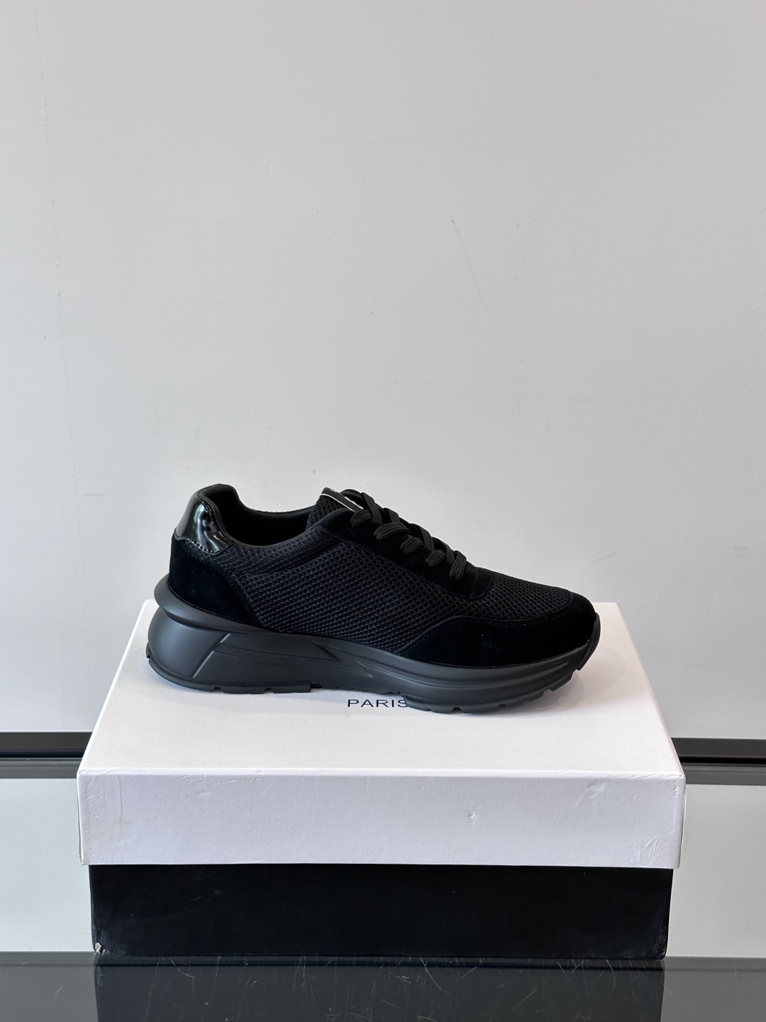 Berluti/布鲁提 低帮休闲运动鞋，这款百搭的低帮运动鞋鞋面采用进口牛皮拼接科技布打造。外侧饰有sc