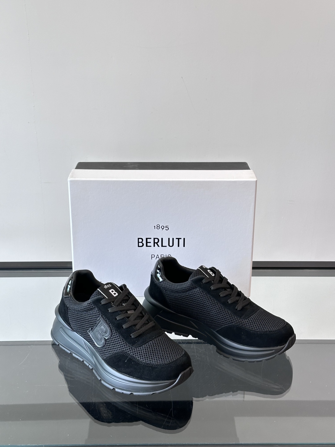 Berluti/布鲁提 低帮休闲运动鞋，这款百搭的低帮运动鞋鞋面采用进口牛皮拼接科技布打造。外侧饰有sc