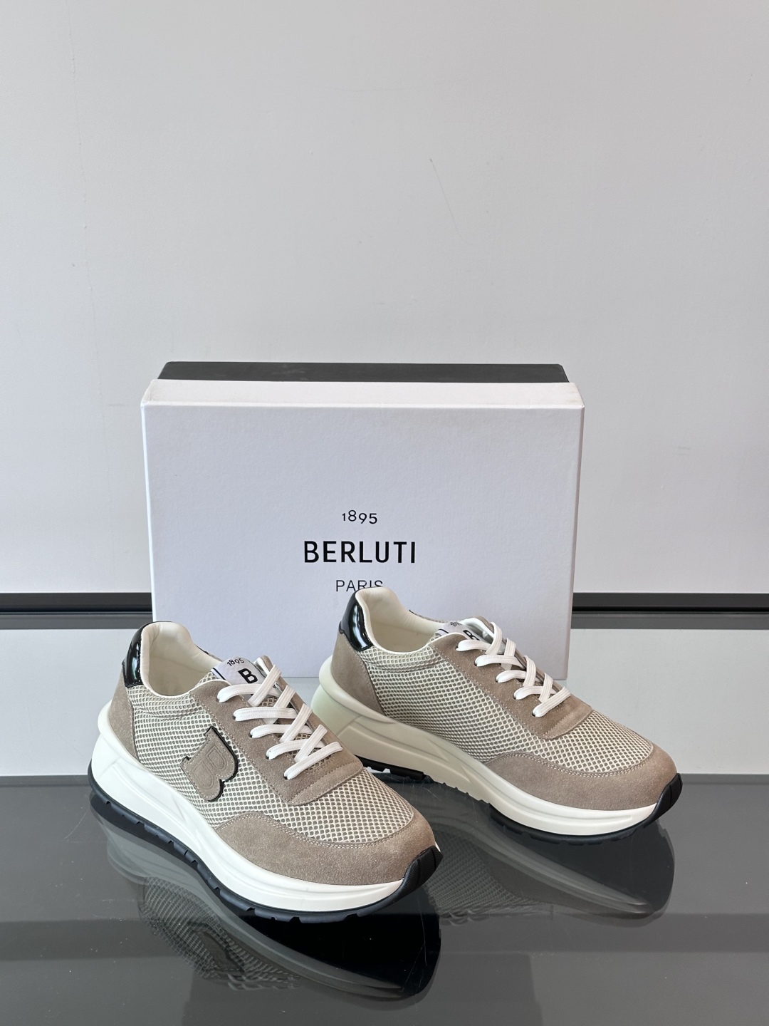 Berluti/布鲁提 低帮休闲运动鞋，这款百搭的低帮运动鞋鞋面采用进口牛皮拼接科技布打造。外侧饰有sc