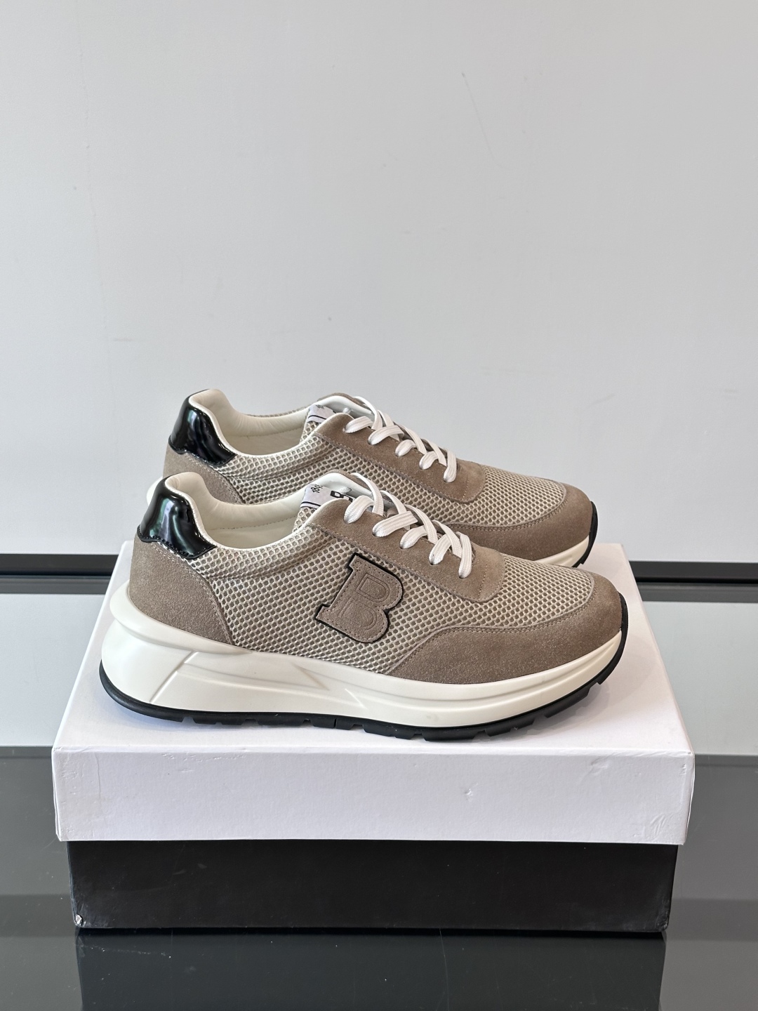 Berluti/布鲁提 低帮休闲运动鞋，这款百搭的低帮运动鞋鞋面采用进口牛皮拼接科技布打造。外侧饰有sc
