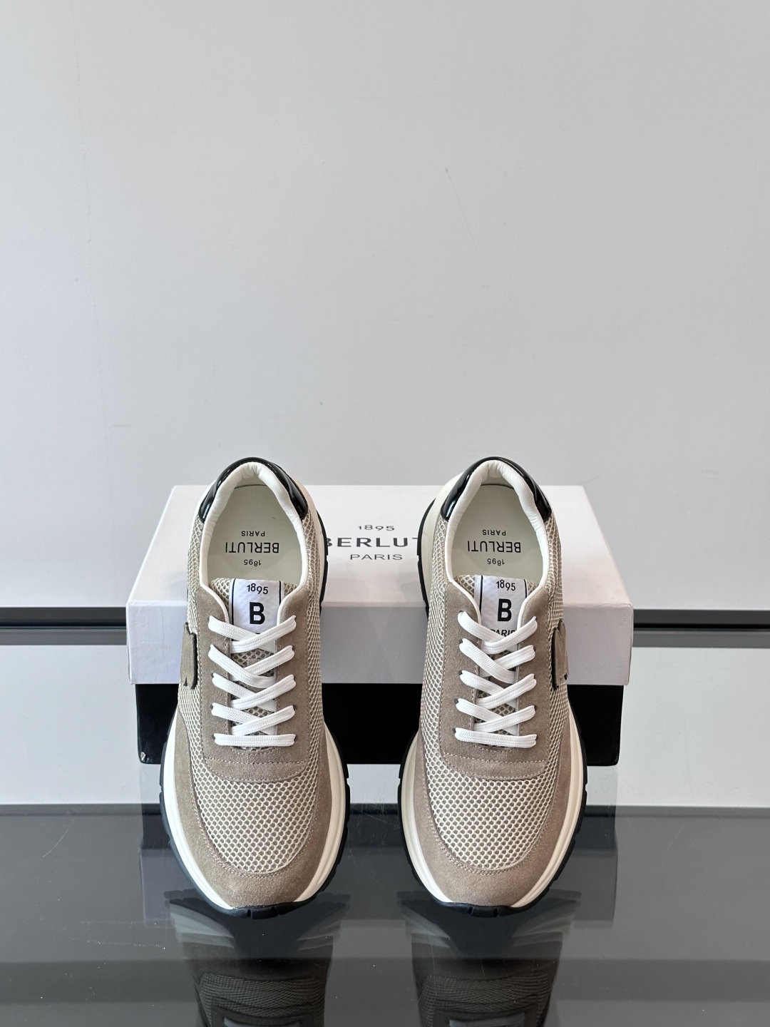 Berluti/布鲁提 低帮休闲运动鞋，这款百搭的低帮运动鞋鞋面采用进口牛皮拼接科技布打造。外侧饰有sc