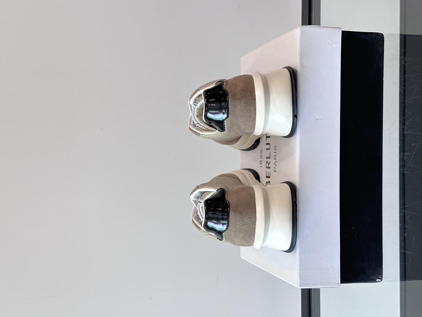 Berluti/布鲁提 低帮休闲运动鞋，这款百搭的低帮运动鞋鞋面采用进口牛皮拼接科技布打造。外侧饰有sc