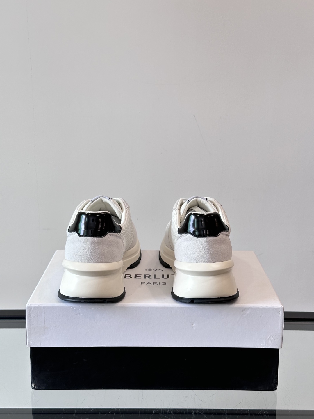 Berluti/布鲁提 低帮休闲运动鞋，这款百搭的低帮运动鞋鞋面采用进口牛皮拼接科技布打造。外侧饰有sc