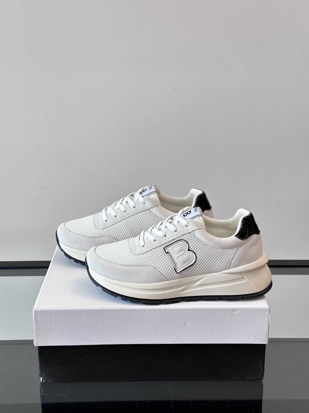 Berluti/布鲁提 低帮休闲运动鞋，这款百搭的低帮运动鞋鞋面采用进口牛皮拼接科技布打造。外侧饰有sc