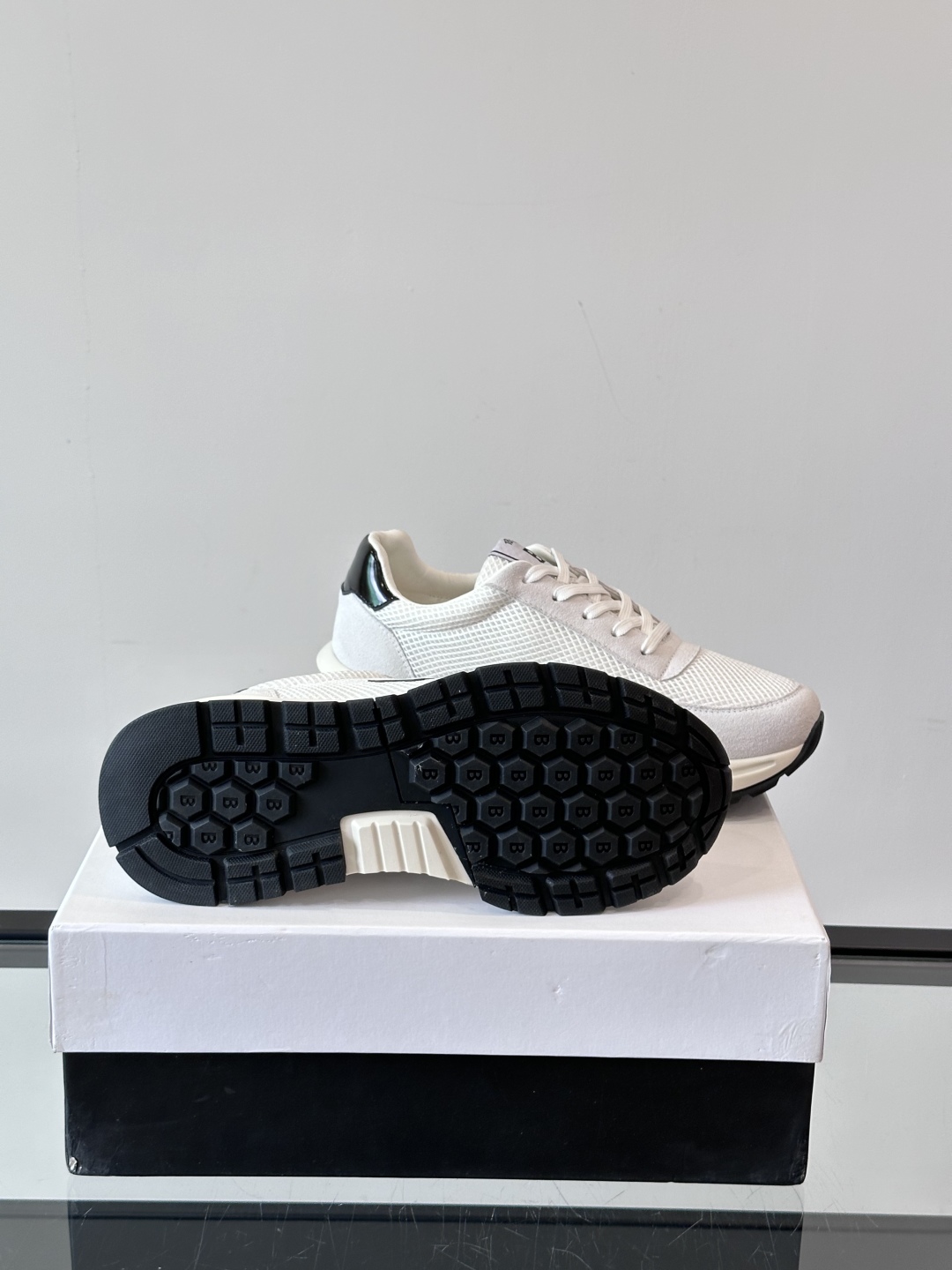 Berluti/布鲁提 低帮休闲运动鞋，这款百搭的低帮运动鞋鞋面采用进口牛皮拼接科技布打造。外侧饰有sc