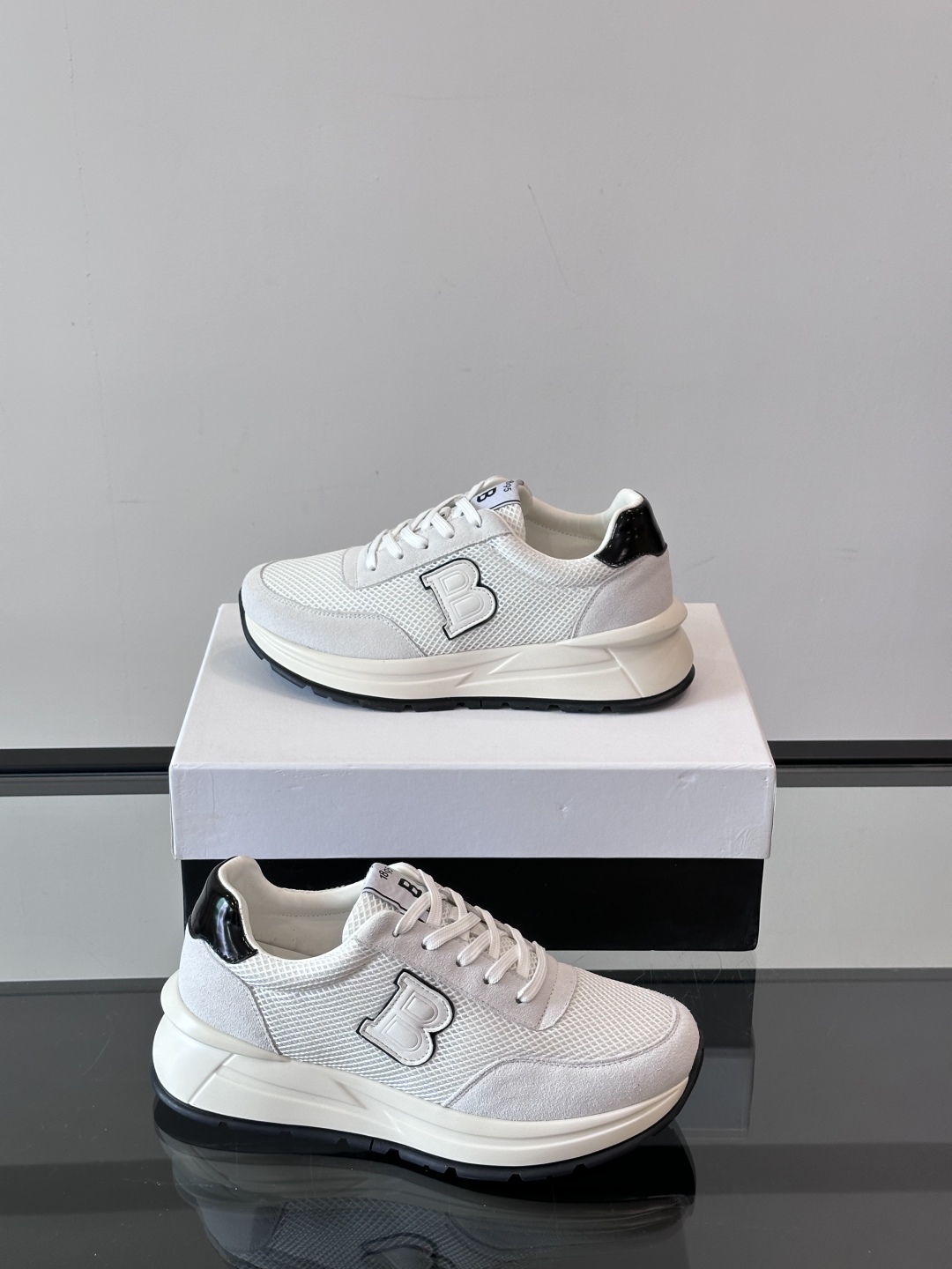 Berluti/布鲁提 低帮休闲运动鞋，这款百搭的低帮运动鞋鞋面采用进口牛皮拼接科技布打造。外侧饰有sc