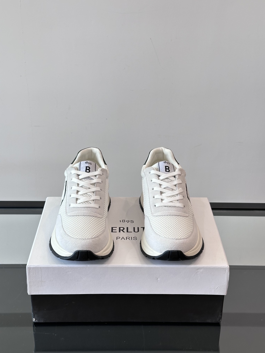 Berluti/布鲁提 低帮休闲运动鞋，这款百搭的低帮运动鞋鞋面采用进口牛皮拼接科技布打造。外侧饰有sc