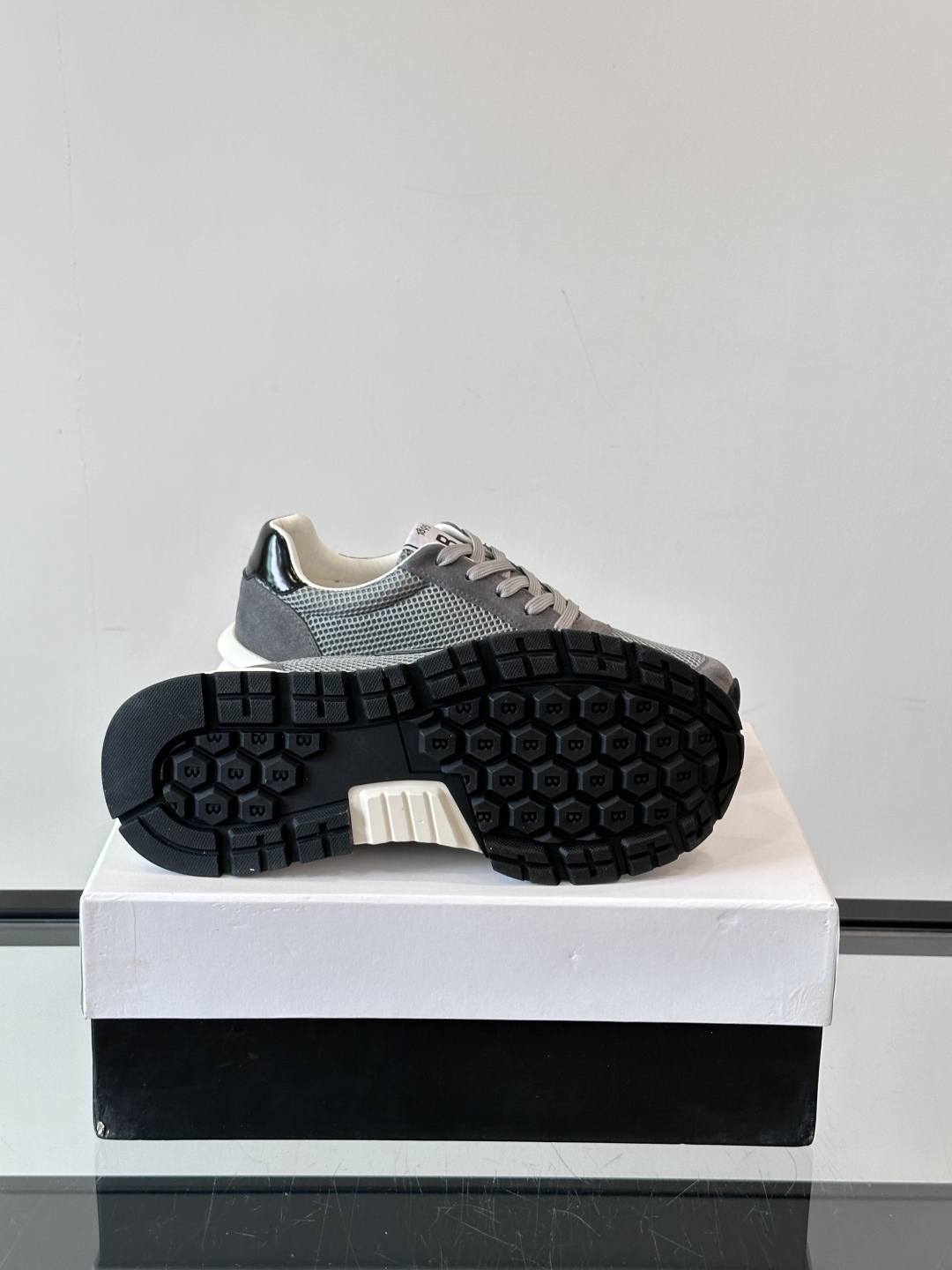 Berluti/布鲁提 低帮休闲运动鞋，这款百搭的低帮运动鞋鞋面采用进口牛皮拼接科技布打造。外侧饰有sc