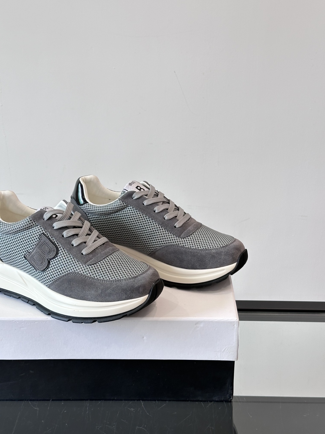 Berluti/布鲁提 低帮休闲运动鞋，这款百搭的低帮运动鞋鞋面采用进口牛皮拼接科技布打造。外侧饰有sc