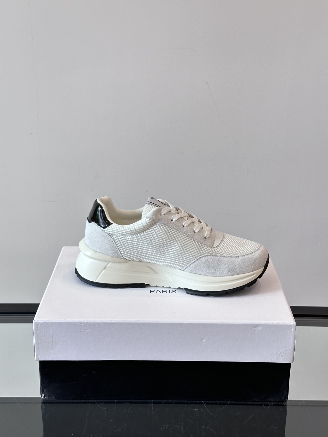 Berluti/布鲁提 低帮休闲运动鞋，这款百搭的低帮运动鞋鞋面采用进口牛皮拼接科技布打造。外侧饰有sc