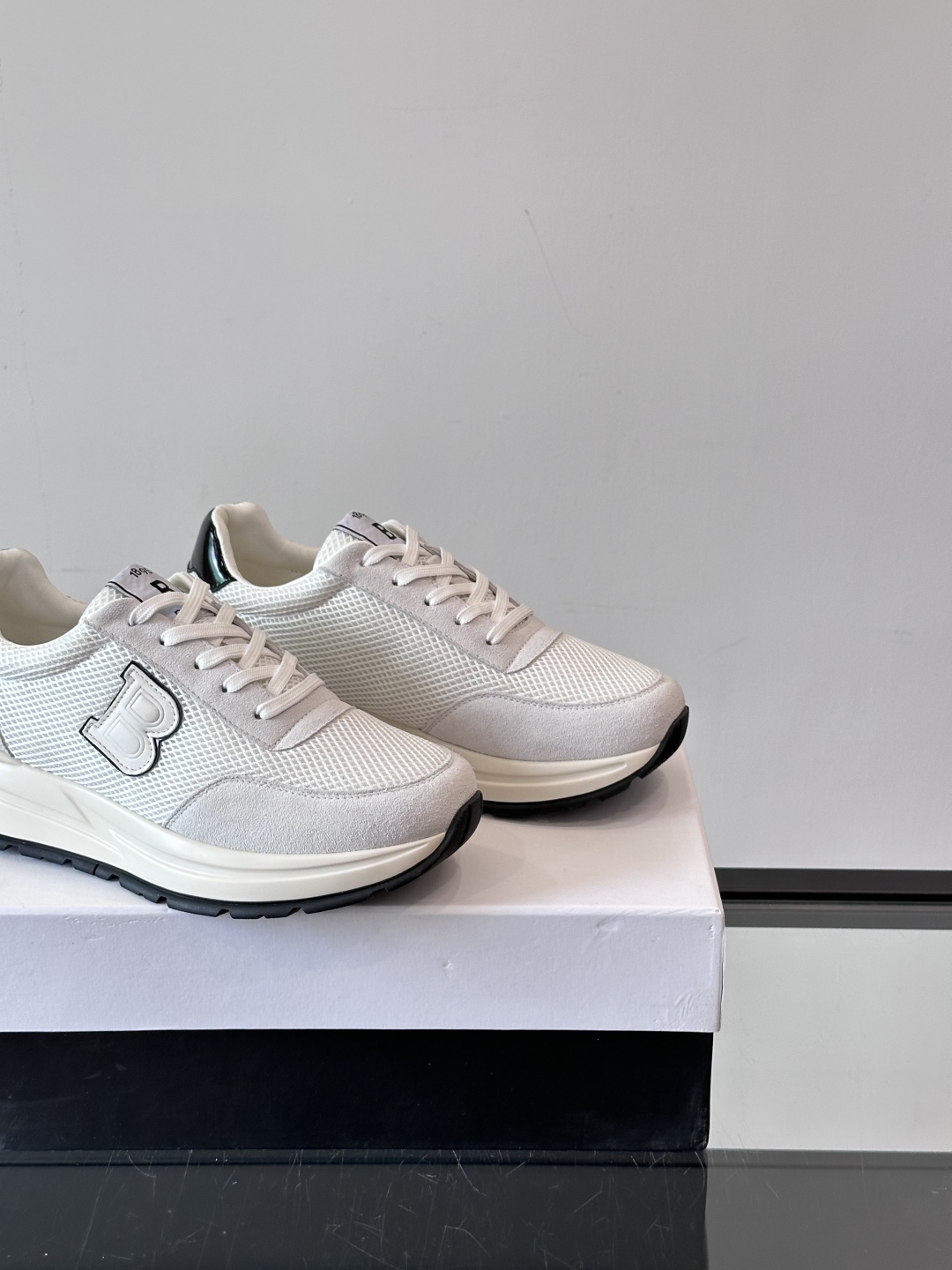 Berluti/布鲁提 低帮休闲运动鞋，这款百搭的低帮运动鞋鞋面采用进口牛皮拼接科技布打造。外侧饰有sc