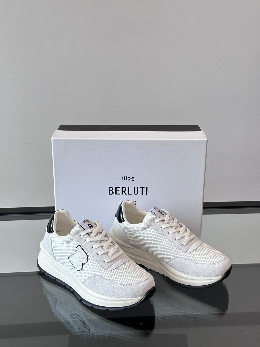 Berluti/布鲁提 低帮休闲运动鞋，这款百搭的低帮运动鞋鞋面采用进口牛皮拼接科技布打造。外侧饰有sc