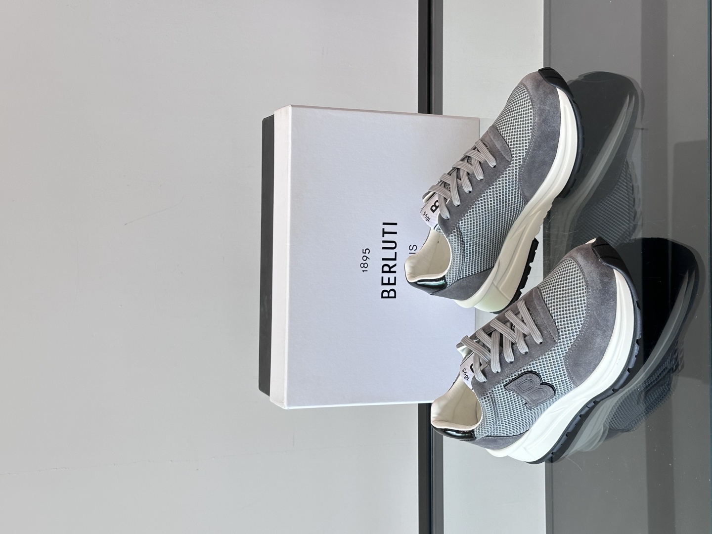 Berluti/布鲁提 低帮休闲运动鞋，这款百搭的低帮运动鞋鞋面采用进口牛皮拼接科技布打造。外侧饰有sc