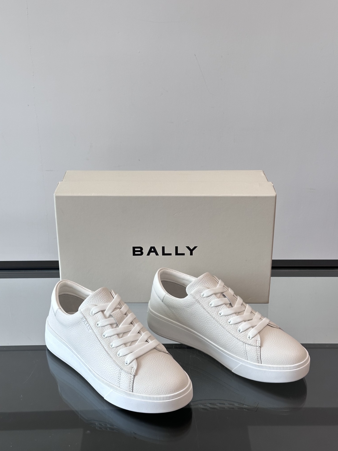 BALLY🇨🇭经典款男士休闲鞋👟，侧面Bally经典标志
经典 高级 又不会过分高调，小牛皮的材质，脚感