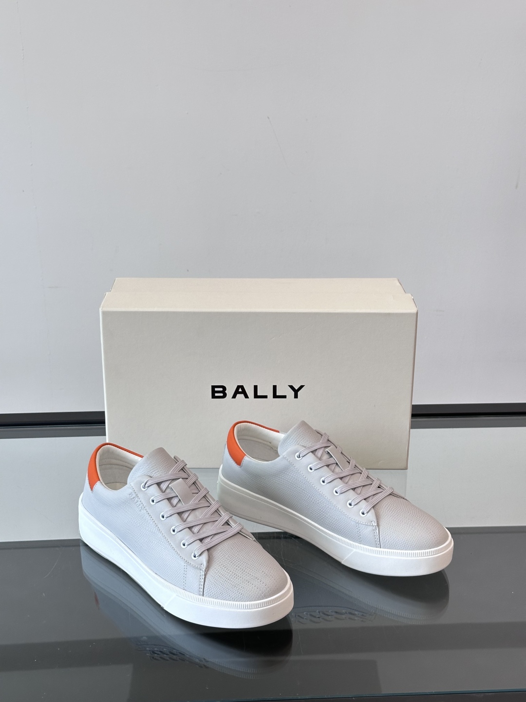 BALLY🇨🇭经典款男士休闲鞋👟，侧面Bally经典标志
经典 高级 又不会过分高调，小牛皮的材质，脚感