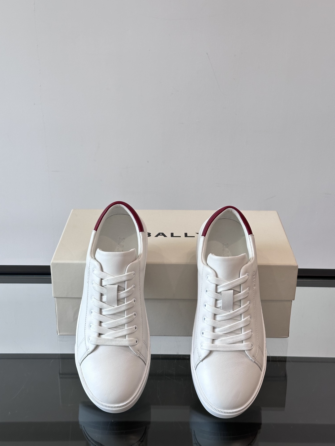 BALLY🇨🇭经典款男士休闲鞋👟，侧面Bally经典标志
经典 高级 又不会过分高调，小牛皮的材质，脚感