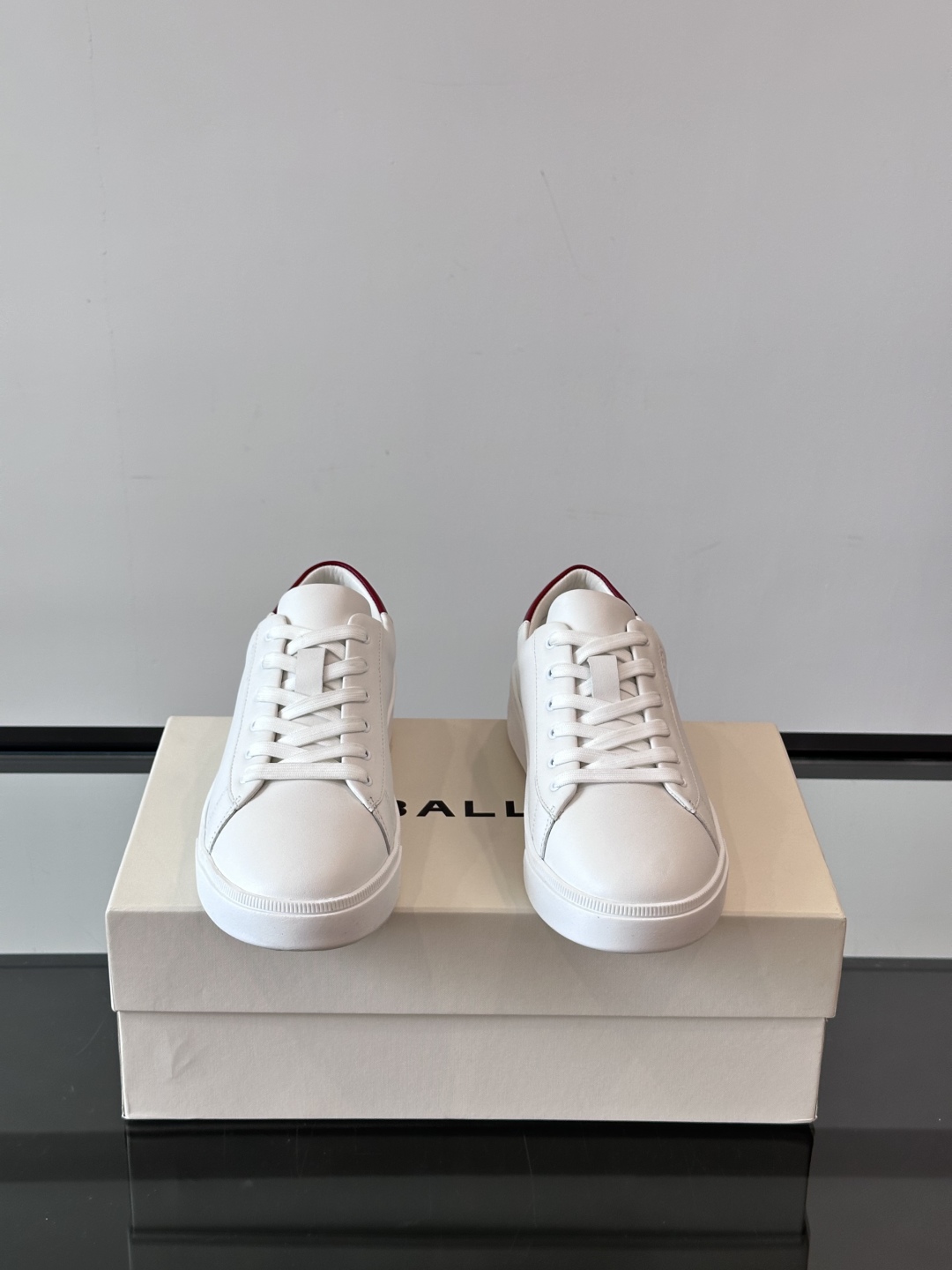 BALLY🇨🇭经典款男士休闲鞋👟，侧面Bally经典标志
经典 高级 又不会过分高调，小牛皮的材质，脚感