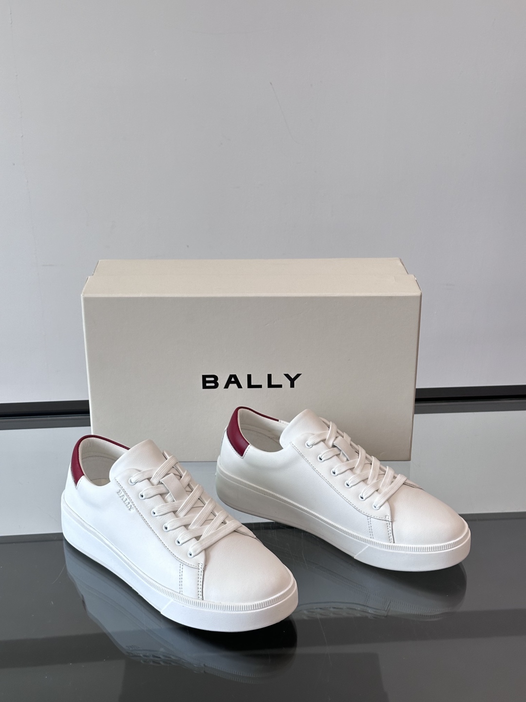 BALLY🇨🇭经典款男士休闲鞋👟，侧面Bally经典标志
经典 高级 又不会过分高调，小牛皮的材质，脚感