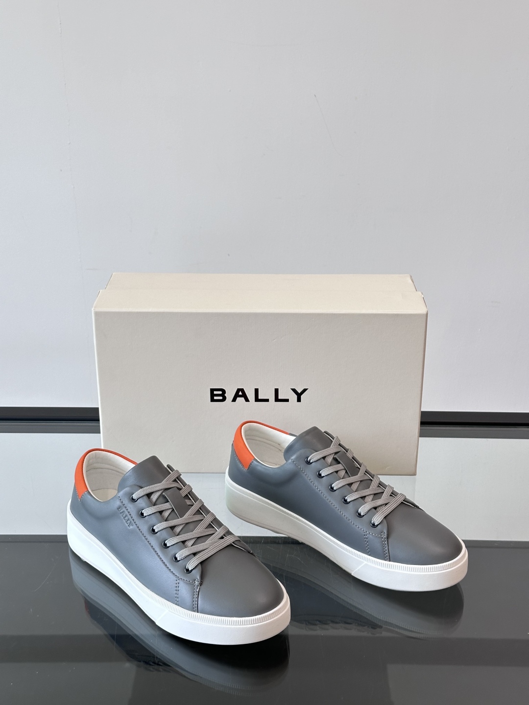 BALLY🇨🇭经典款男士休闲鞋👟，侧面Bally经典标志
经典 高级 又不会过分高调，小牛皮的材质，脚感