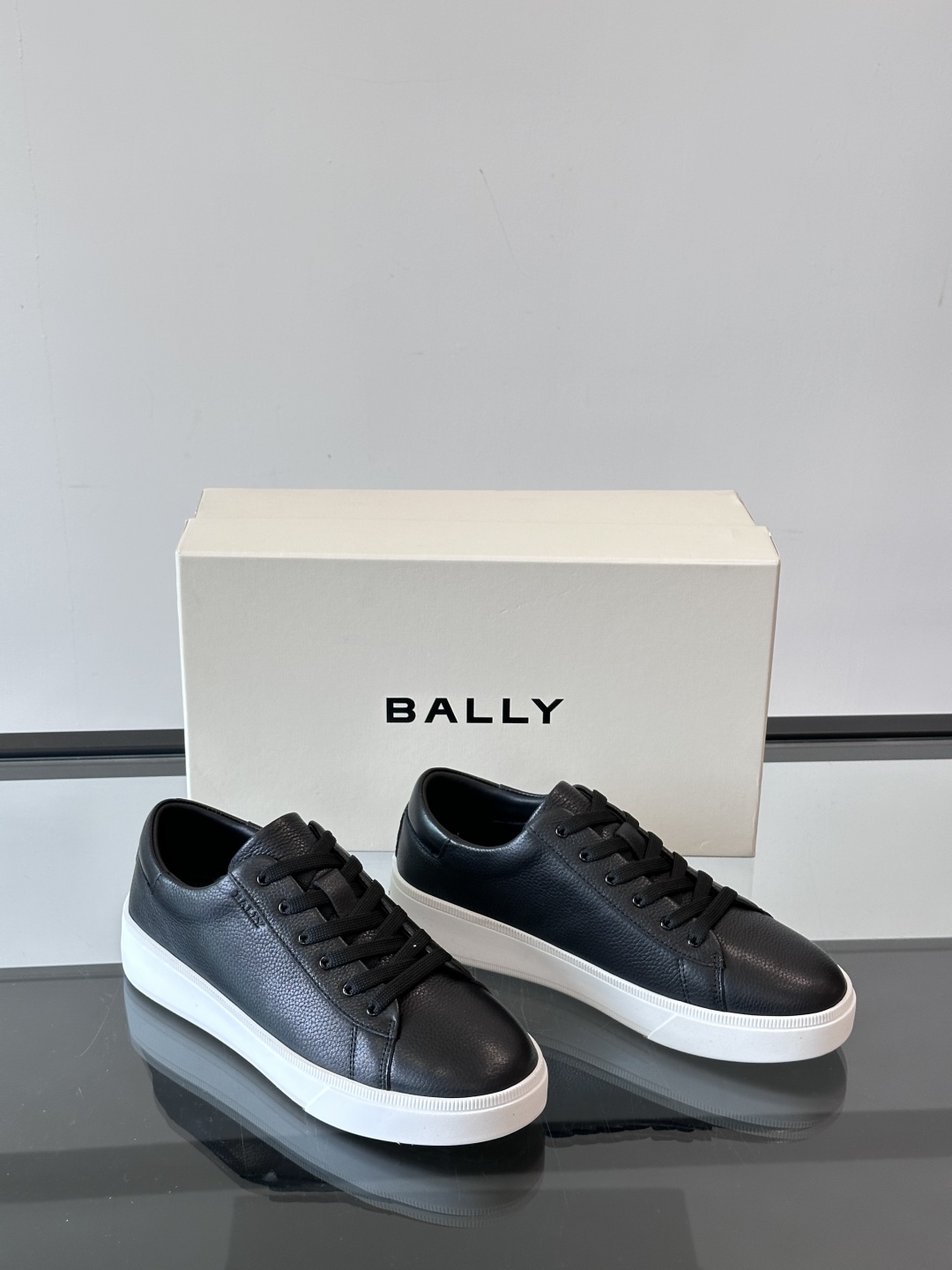 BALLY🇨🇭经典款男士休闲鞋👟，侧面Bally经典标志
经典 高级 又不会过分高调，小牛皮的材质，脚感