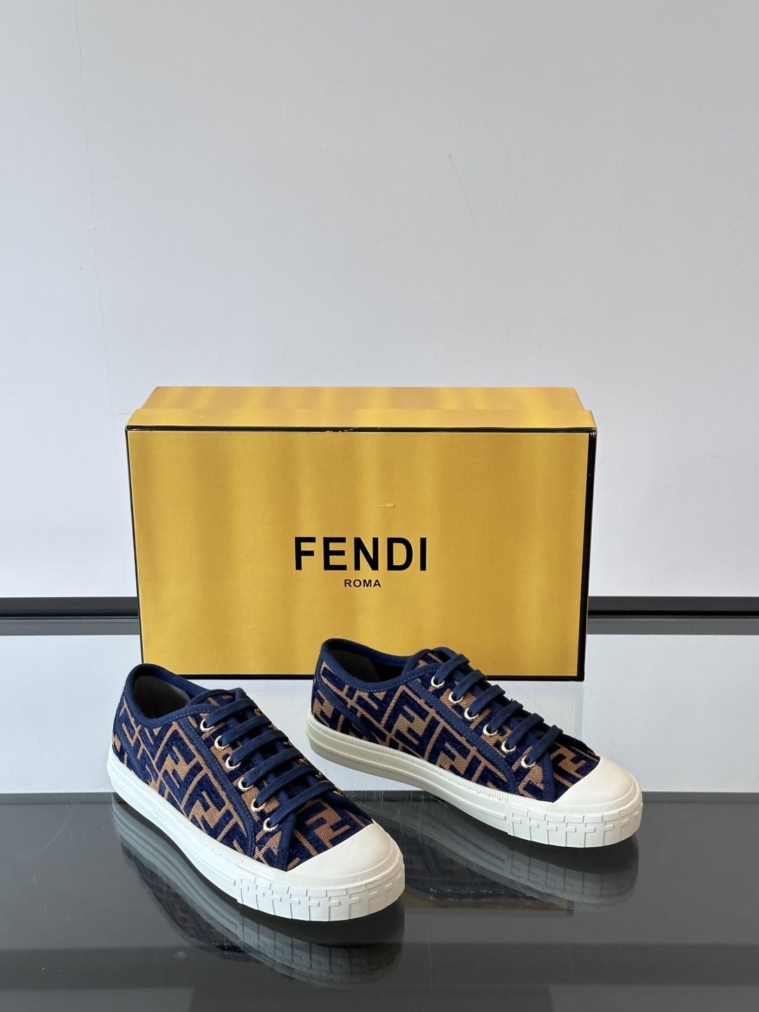 芬迪Fendi 2025春夏帆布鞋休闲鞋饼干鞋情侣💑帆布鞋🔥鞋面经典FF老花帆布❤️休闲百搭轻便，复古又