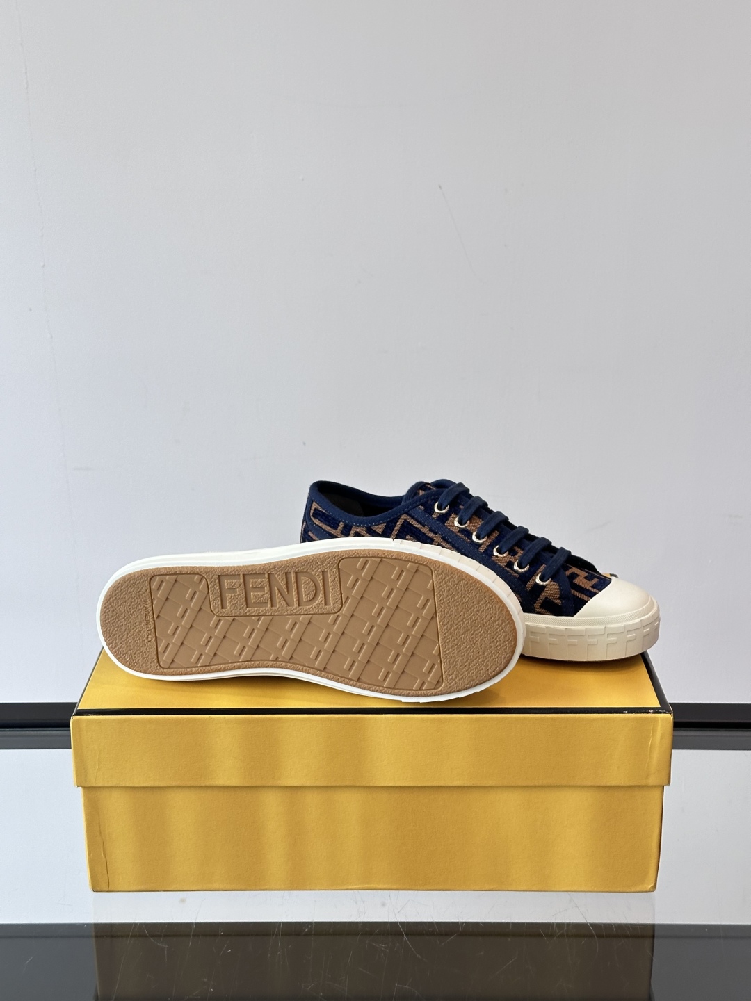 芬迪Fendi 2025春夏帆布鞋休闲鞋饼干鞋情侣💑帆布鞋🔥鞋面经典FF老花帆布❤️休闲百搭轻便，复古又
