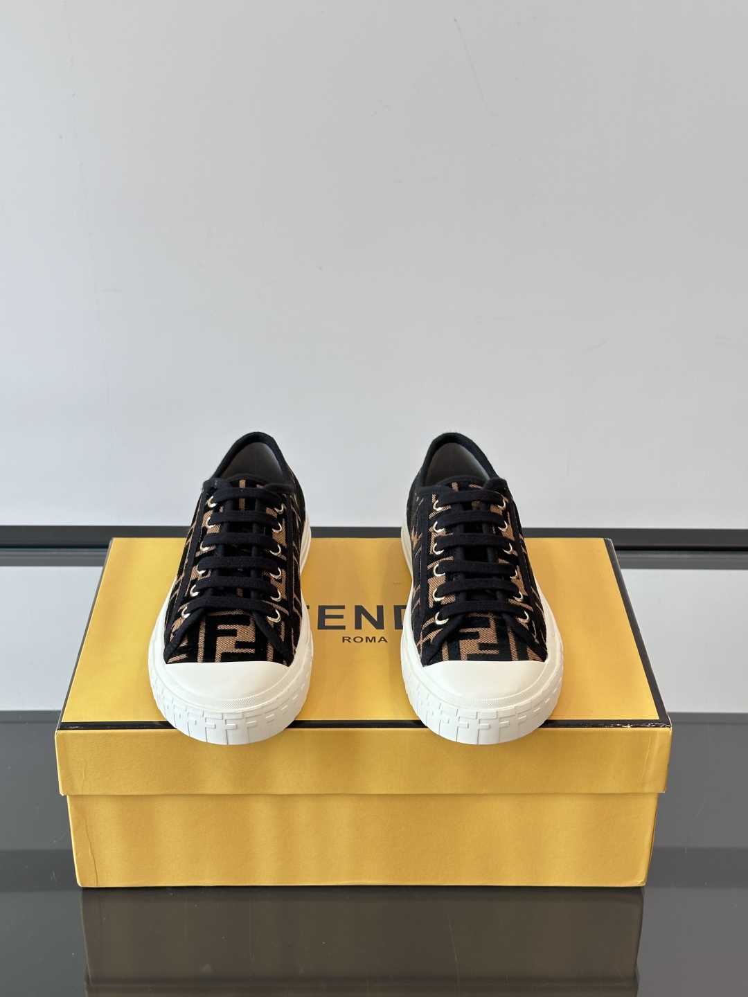 芬迪Fendi 2025春夏帆布鞋休闲鞋饼干鞋情侣💑帆布鞋🔥鞋面经典FF老花帆布❤️休闲百搭轻便，复古又