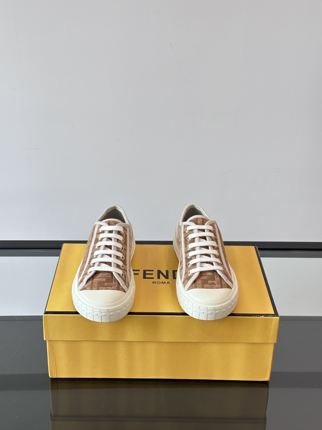芬迪Fendi 2025春夏帆布鞋休闲鞋饼干鞋情侣💑帆布鞋🔥鞋面经典FF老花帆布❤️休闲百搭轻便，复古又