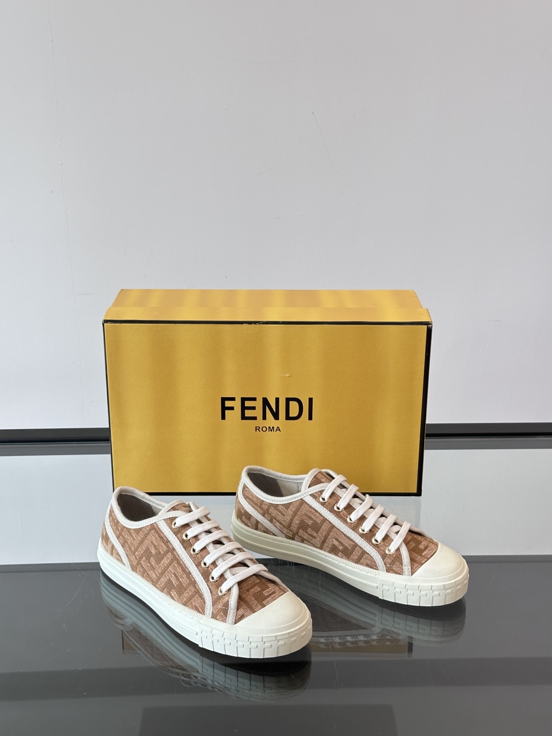 芬迪Fendi 2025春夏帆布鞋休闲鞋饼干鞋情侣💑帆布鞋🔥鞋面经典FF老花帆布❤️休闲百搭轻便，复古又