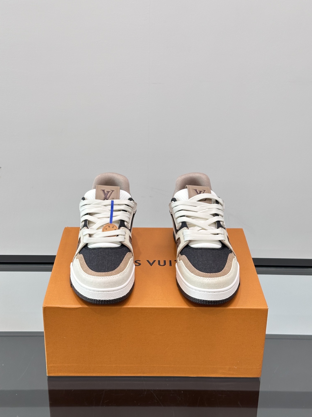 驴家 新配色 情侣款trainer运动鞋，本款 LV Trainer 运动鞋取材柔软粒面小牛皮，呈现纯净