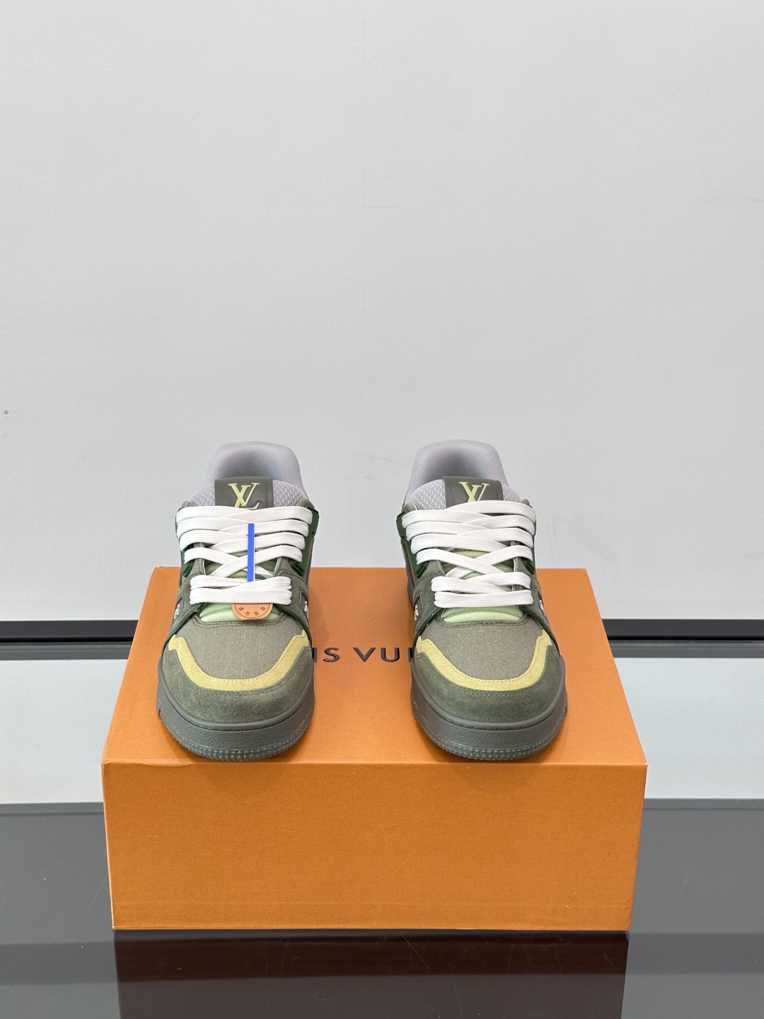 驴家 新配色 情侣款trainer运动鞋，本款 LV Trainer 运动鞋取材柔软粒面小牛皮，呈现纯净
