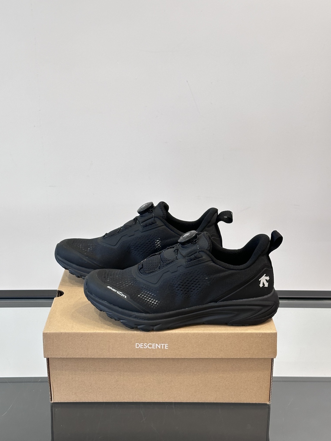 DESCENTE迪桑特运动健身缓震BOA男女同款跑鞋夏季夏日首选男女同款跑鞋👟
EASE AIR WIR