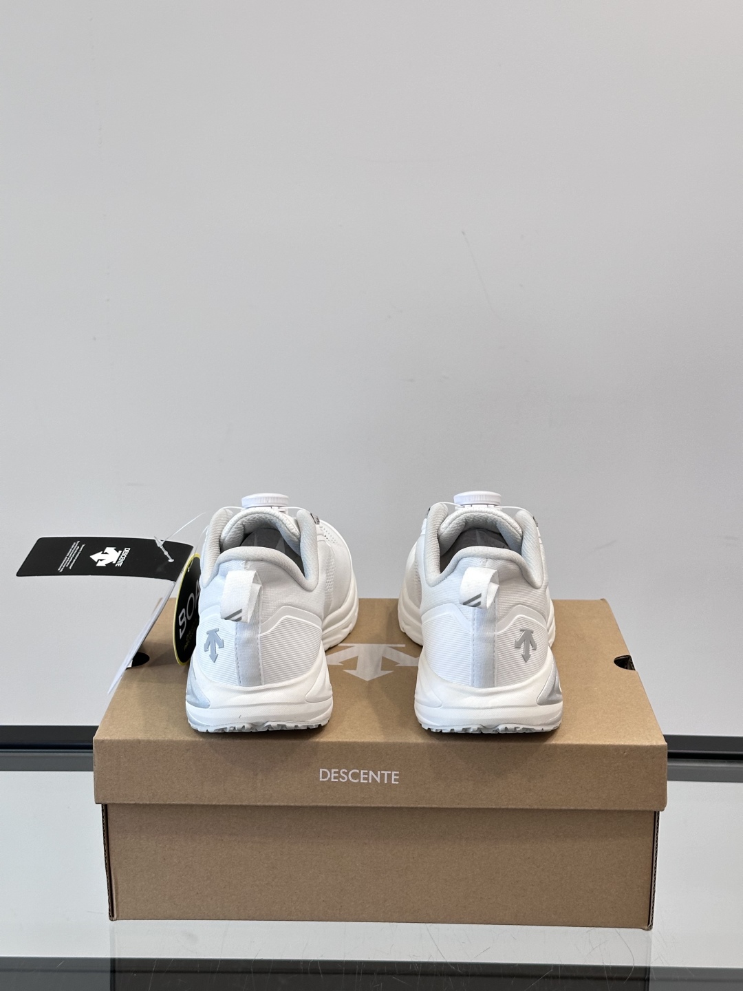 DESCENTE迪桑特运动健身缓震BOA男女同款跑鞋夏季夏日首选男女同款跑鞋👟
EASE AIR WIR