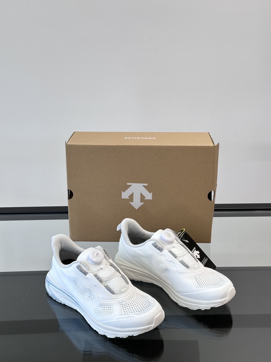 DESCENTE迪桑特运动健身缓震BOA男女同款跑鞋夏季夏日首选男女同款跑鞋👟
EASE AIR WIR