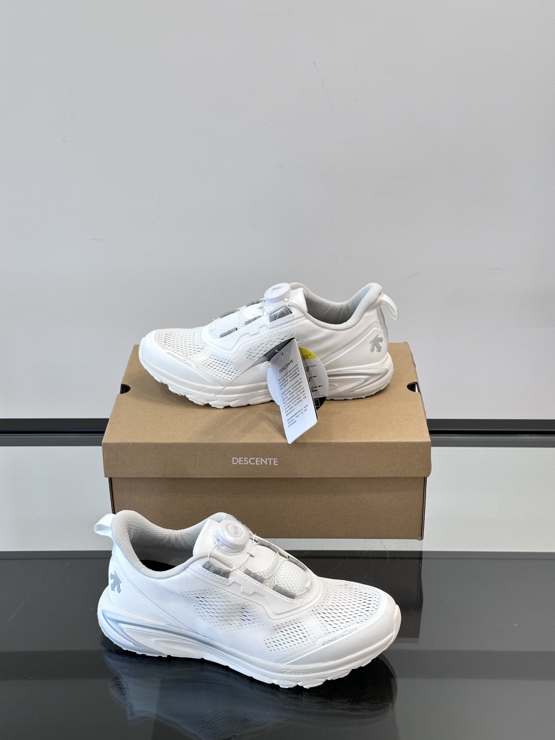 DESCENTE迪桑特运动健身缓震BOA男女同款跑鞋夏季夏日首选男女同款跑鞋👟
EASE AIR WIR