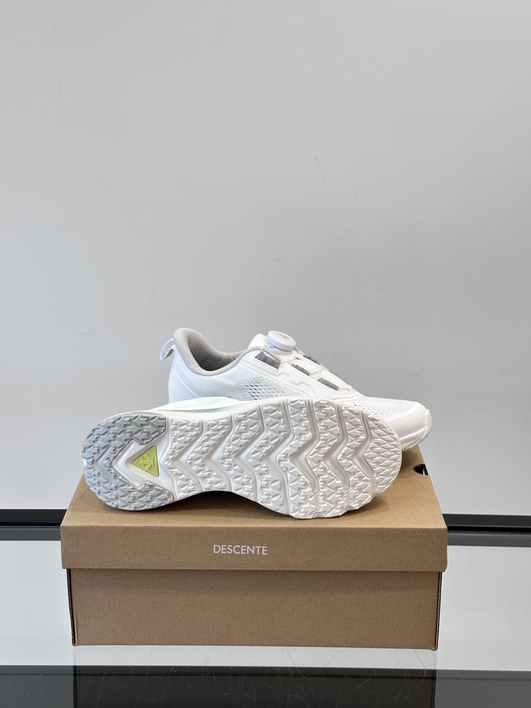 DESCENTE迪桑特运动健身缓震BOA男女同款跑鞋夏季夏日首选男女同款跑鞋👟
EASE AIR WIR