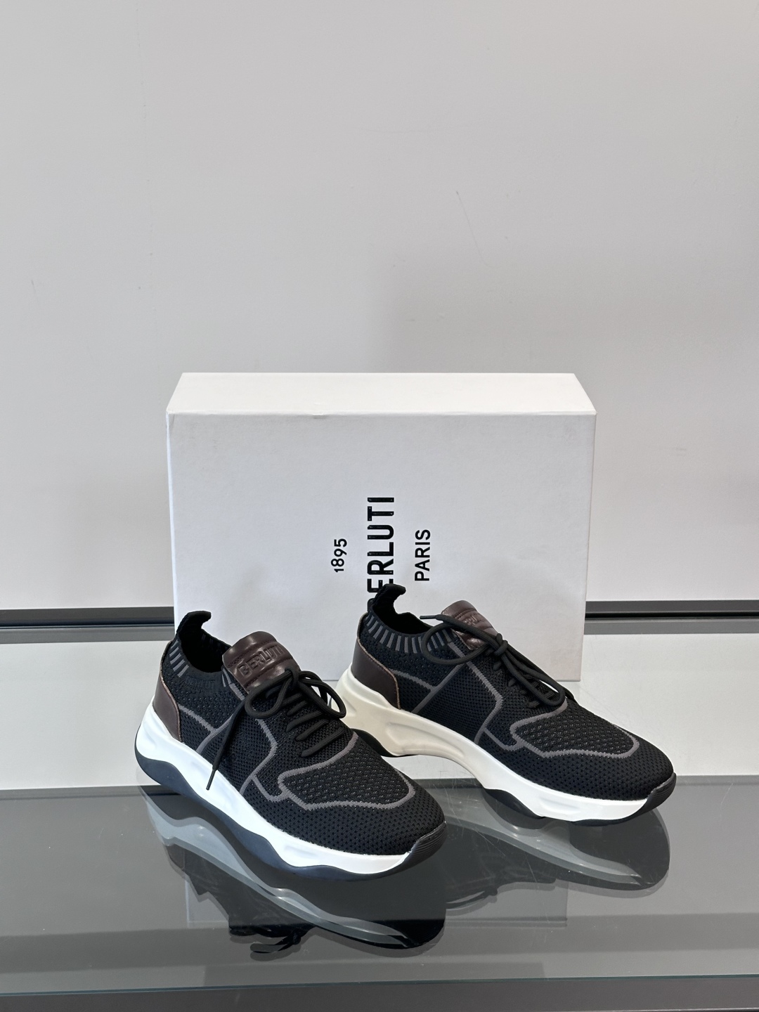 布鲁提 Berlut* Shadow男士运动鞋履 ，这双袜子鞋用轻盈且极富韧性的针织面料，高密度飞织制成