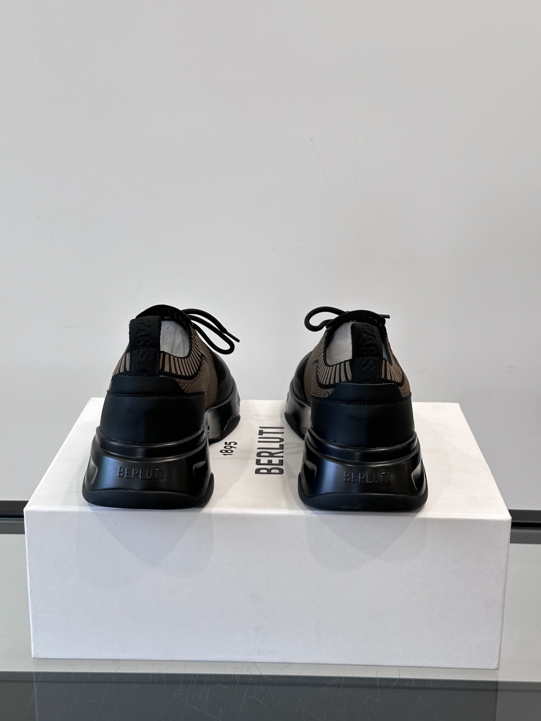 布鲁提 Berlut* Shadow男士运动鞋履 ，这双袜子鞋用轻盈且极富韧性的针织面料，高密度飞织制成