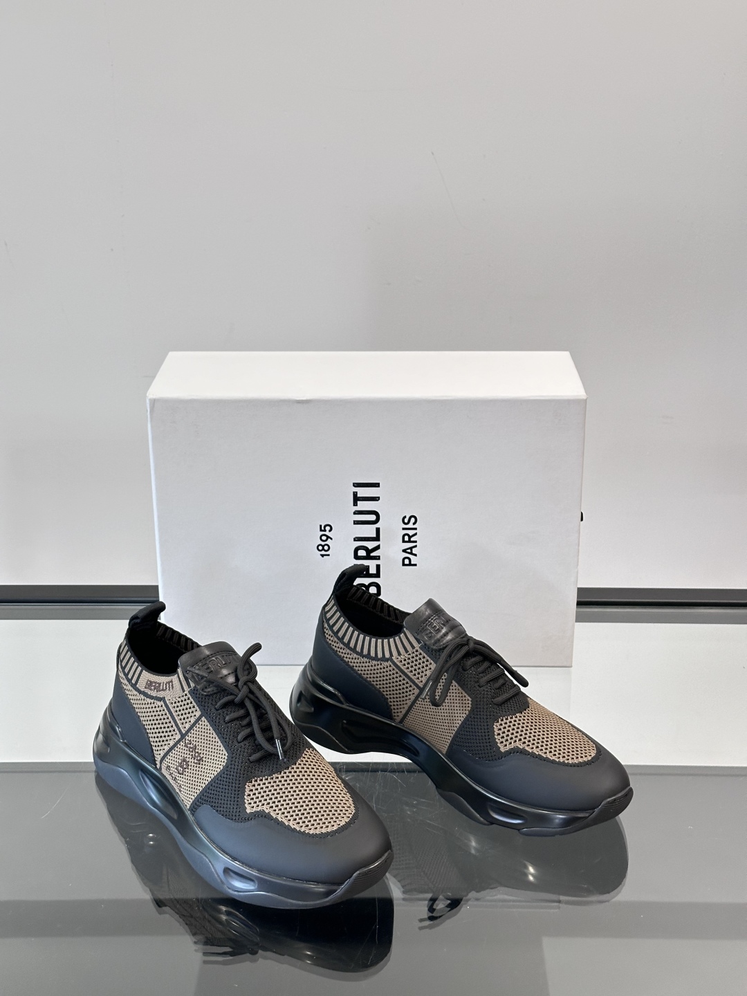 布鲁提 Berlut* Shadow男士运动鞋履 ，这双袜子鞋用轻盈且极富韧性的针织面料，高密度飞织制成