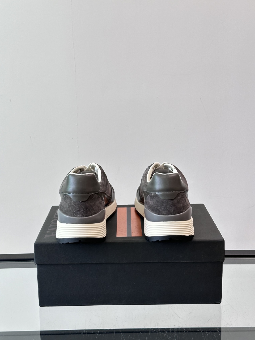 Zegna/杰尼亚 新款男士休闲运动鞋，原材料代工 采用进口小牛皮制作，舒适透气，皮质细腻 精致有光泽 