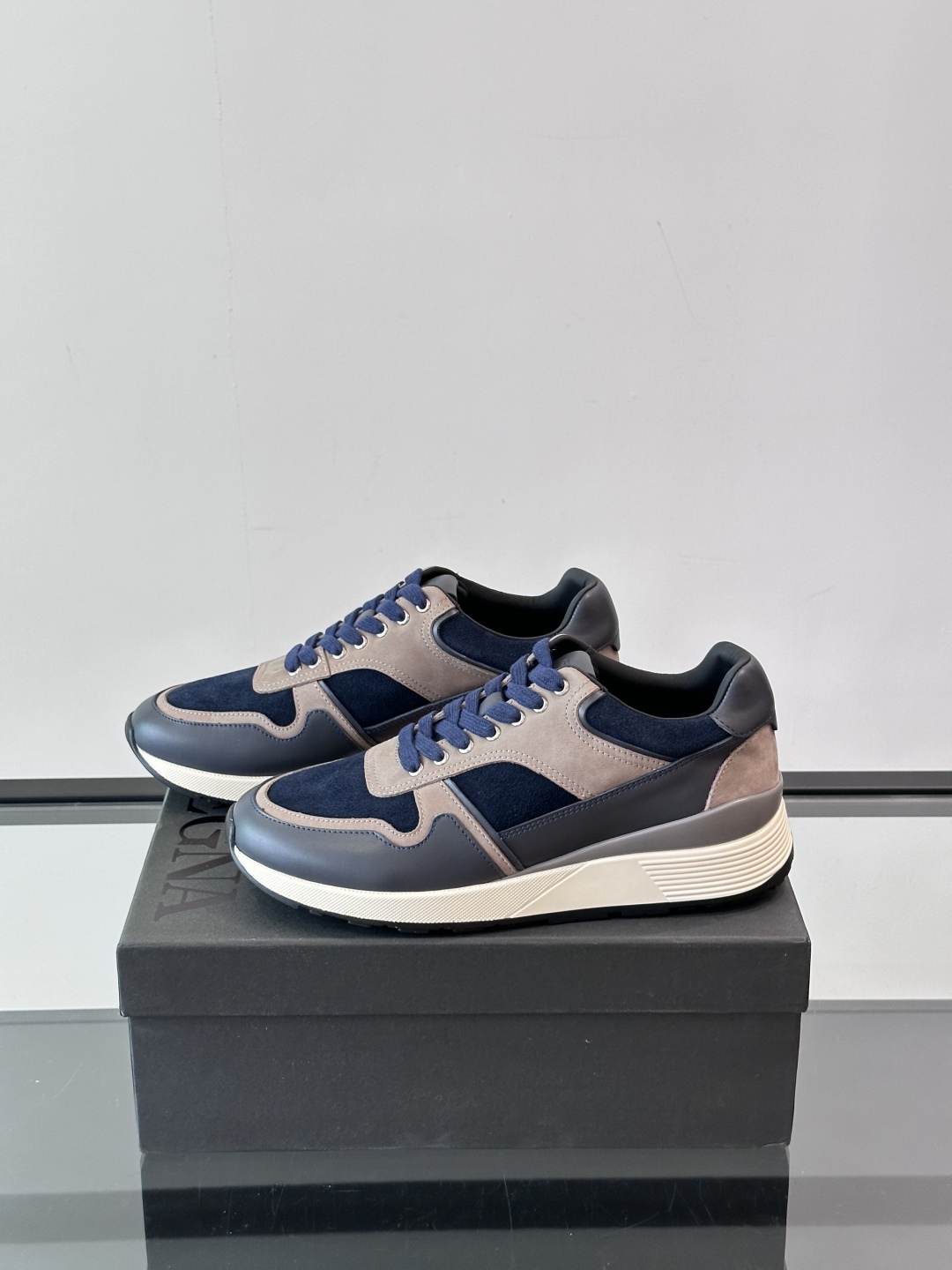 Zegna/杰尼亚 新款男士休闲运动鞋，原材料代工 采用进口小牛皮制作，舒适透气，皮质细腻 精致有光泽 