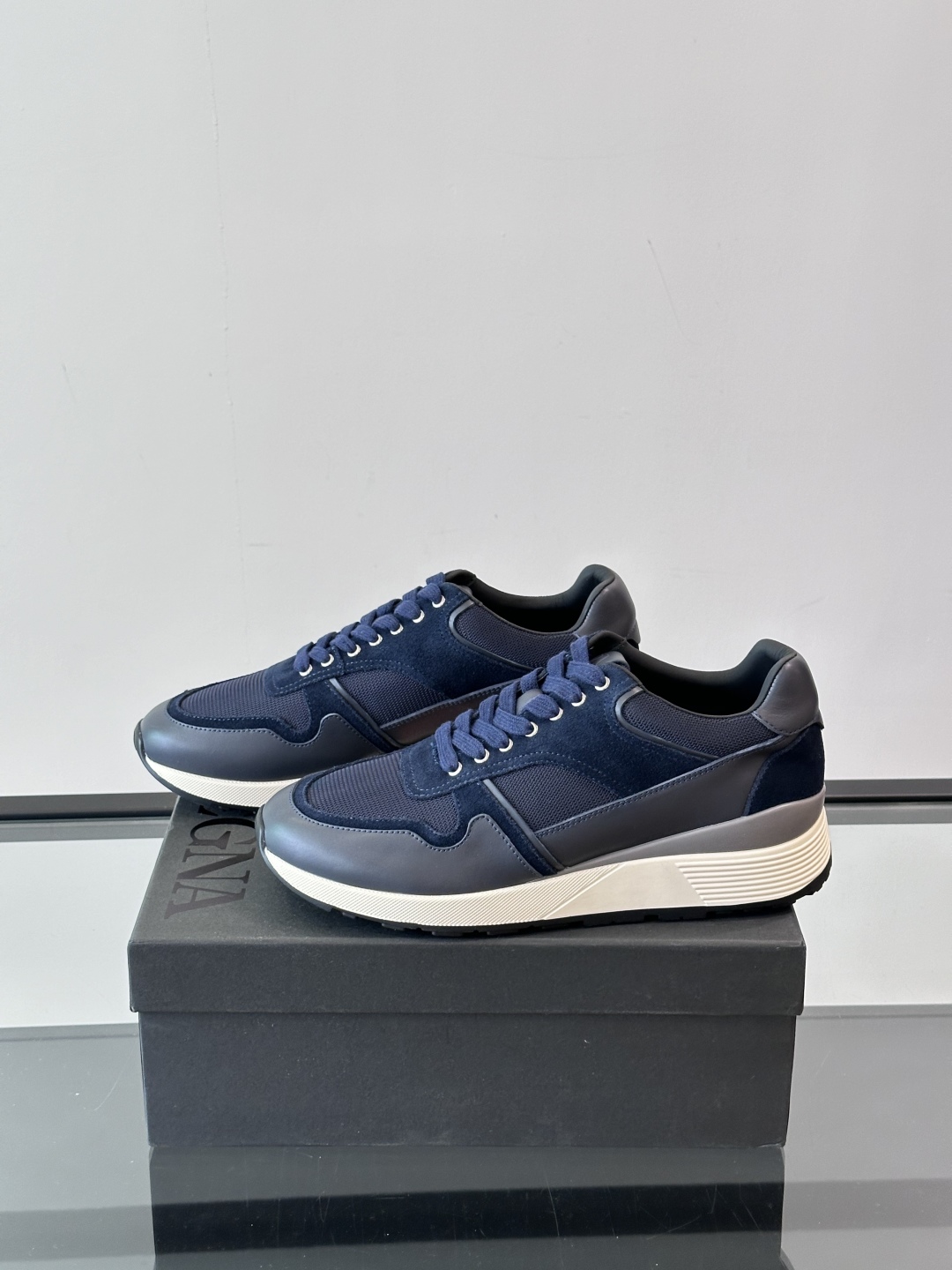 Zegna/杰尼亚 新款男士休闲运动鞋，原材料代工 采用进口小牛皮拼接透气网面制作，舒适透气，皮质细腻 