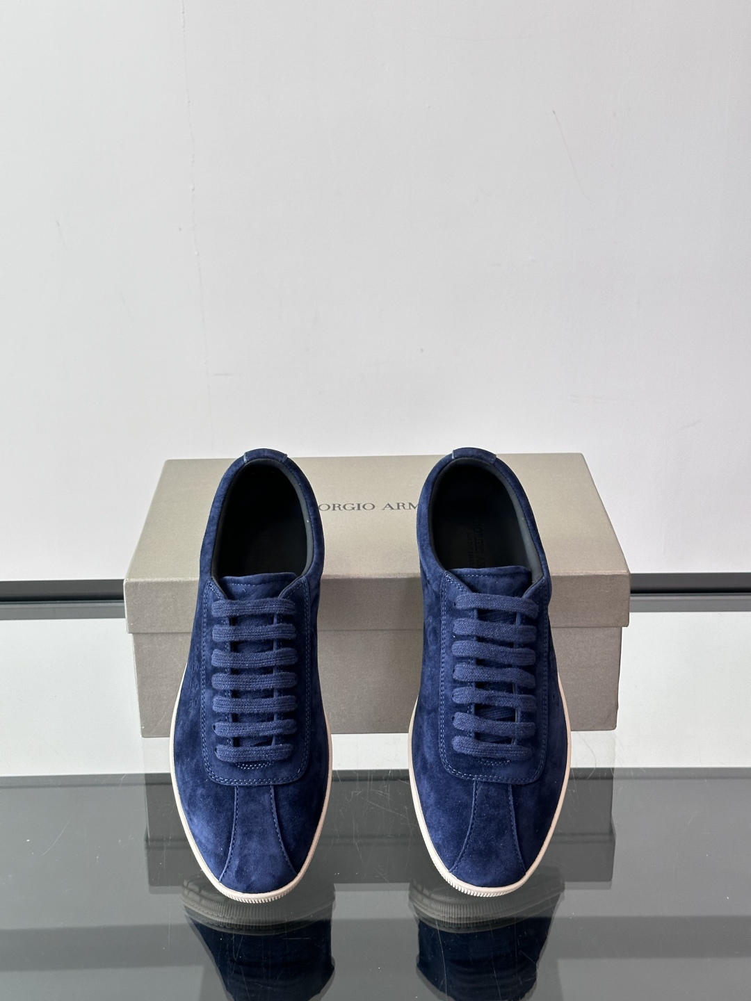 GIORGIO ARMANI
运动鞋甄选绒面羊剖层革制成，触感柔软，在取出鞋垫后可以轻松折叠收纳。这款运