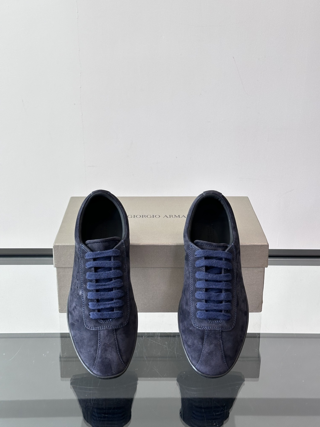 GIORGIO ARMANI
运动鞋甄选绒面羊剖层革制成，触感柔软，在取出鞋垫后可以轻松折叠收纳。这款运