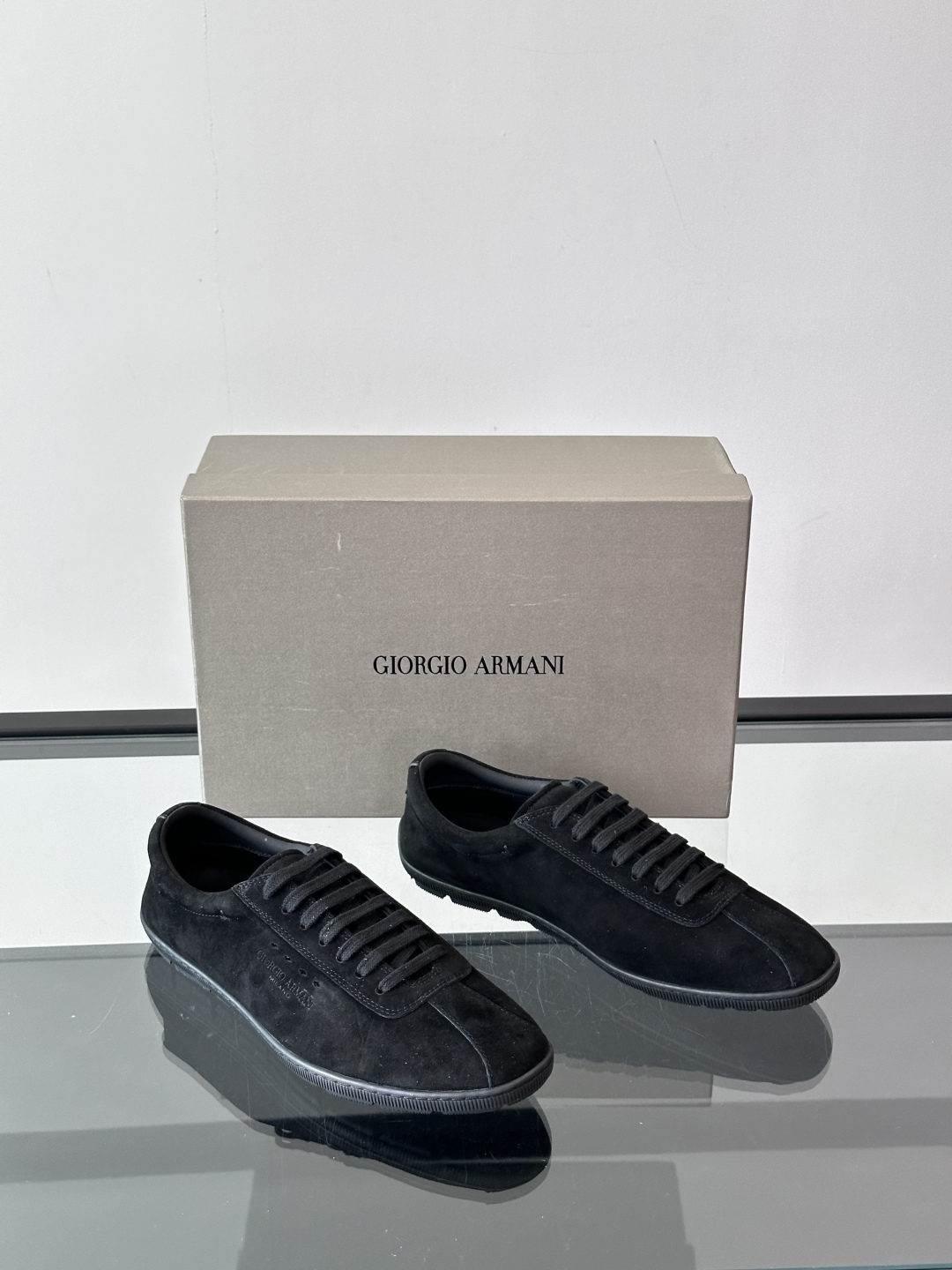 GIORGIO ARMANI
运动鞋甄选绒面羊剖层革制成，触感柔软，在取出鞋垫后可以轻松折叠收纳。这款运