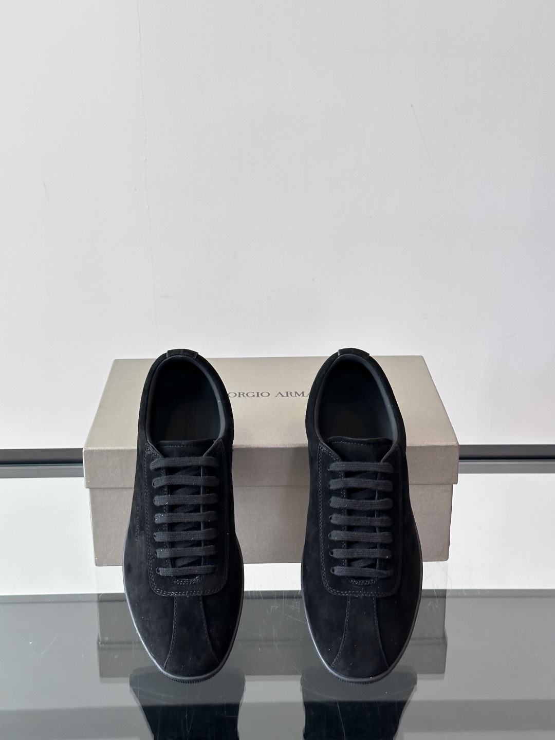 GIORGIO ARMANI
运动鞋甄选绒面羊剖层革制成，触感柔软，在取出鞋垫后可以轻松折叠收纳。这款运