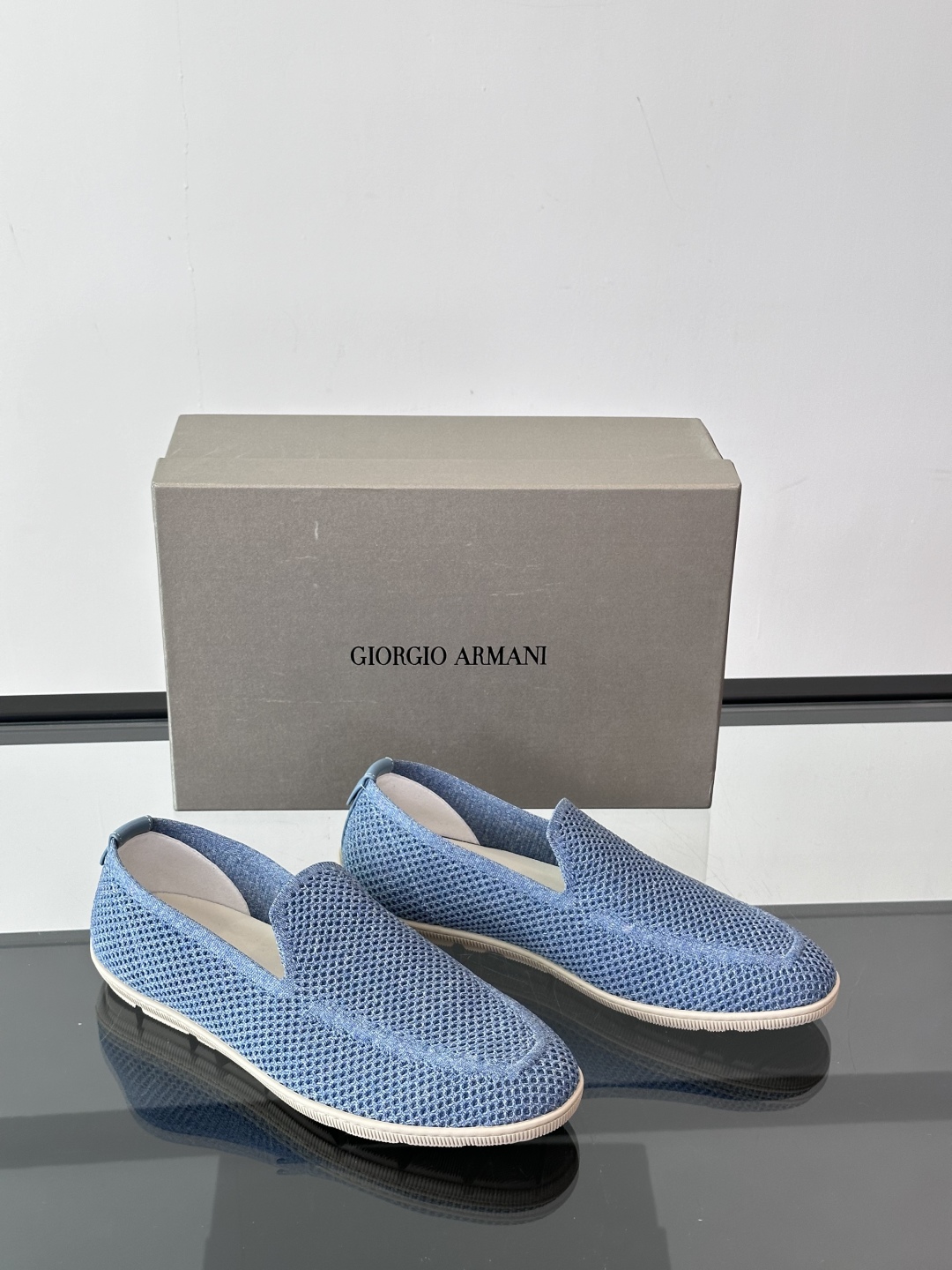 GIORGIO ARMANI男士一脚蹬透气乐福鞋👞。乔治阿玛尼 男士针织套穿运动休闲鞋，这款运动休闲鞋采