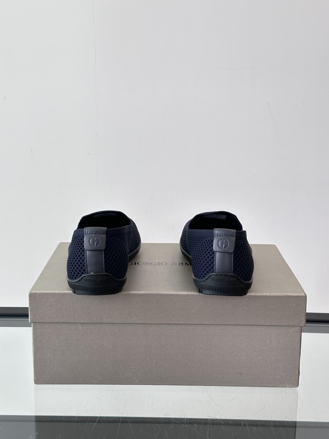 GIORGIO ARMANI男士一脚蹬透气乐福鞋👞。乔治阿玛尼 男士针织套穿运动休闲鞋，这款运动休闲鞋采