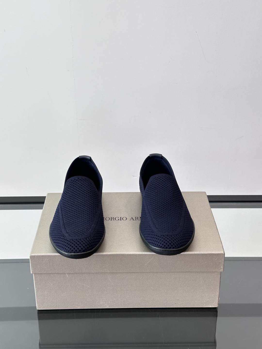 GIORGIO ARMANI男士一脚蹬透气乐福鞋👞。乔治阿玛尼 男士针织套穿运动休闲鞋，这款运动休闲鞋采